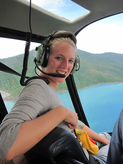 Annette im Heli... da sieht das Meer zumindest ein wenig blau aus
