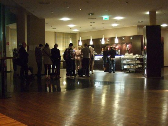 Oh, nein, schon wieder schlangestehen...ich setz mich erst mal hin und warte ab.