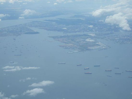 Anflug, die Containerschiffe sind nicht zu übersehen!