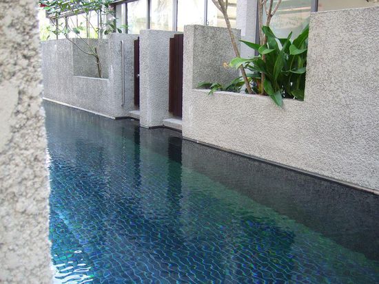 Ist das nicht der Hammer? Ein Pool zu dem man einen eigenen Hauseingang hat (braune Holztüren).