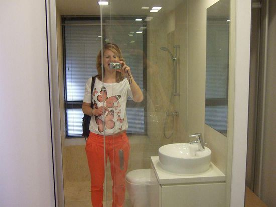 Ja, ich war tatsächlich dabei. Hier sieht man mich in einem der Designerbadezimmer.