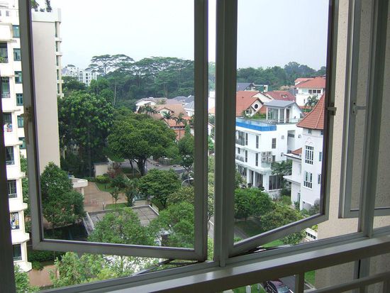 Wohnungen mit Blick ins Grüne und zu dem unglaublichen Pool des Nachbarn. Siehst du ihn?