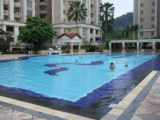 Pools mit verschiedenen Bodenfarben.