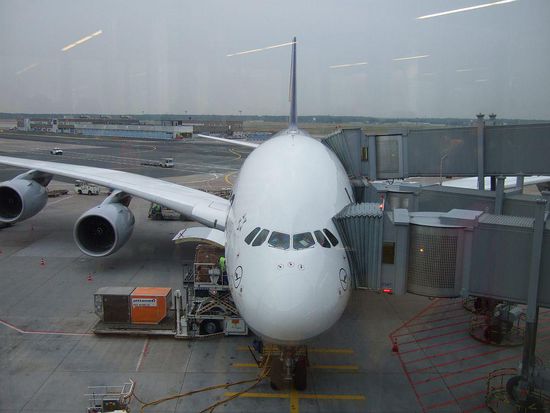 Und da ist sie noch einmal, die A 380! Sehr gut sind hier die verschiedenen Aufgänge für oben (1. Klasse und Business), sowie unten (Economy) zu sehen.