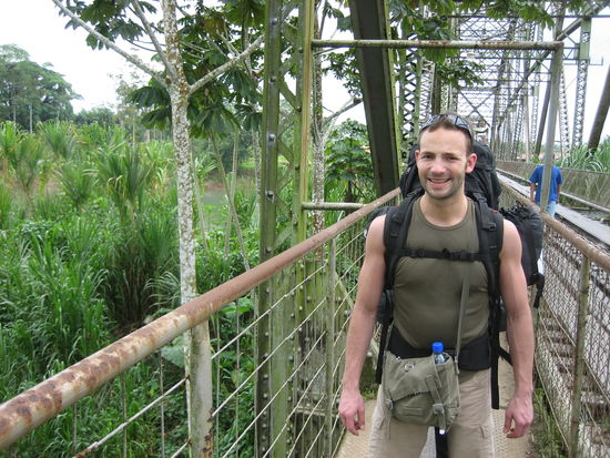 Zu Fuss gehts ueber die Grenze...