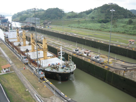 Am Kanal: Man achte auf die vier Eisenbahnen, die das Schiff durch die Schleuse ziehen.