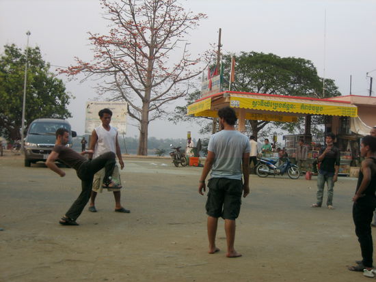 Fuss-Indiaka mit den Locals...