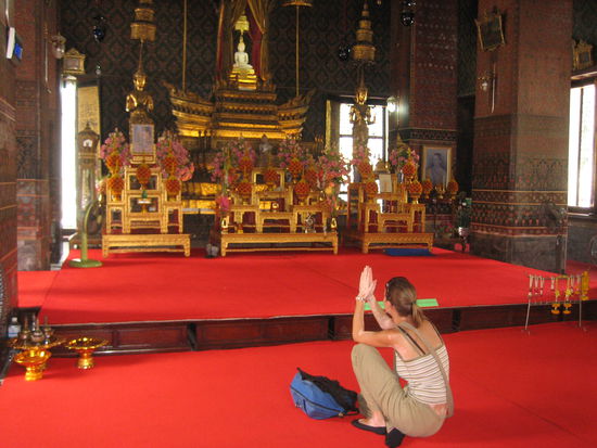 Im Tempel - hier gilt: Schuhe aus!