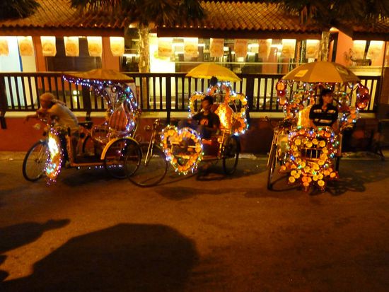 fahren einen für wenig Geld und mit lauter Beschallung überall hin