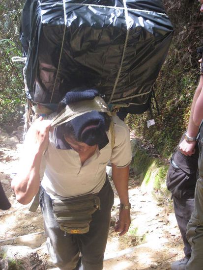 die Traeger haben bis zu 45 kg auf dem Ruecken und gehen jeden zweiten Tag da rauf, um uns Touris mit Essen und trinken zu versorgen