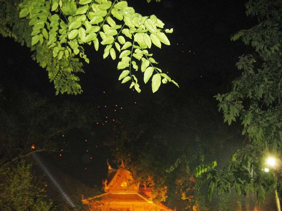 Laternen am Himmel wie kleine Sternderl