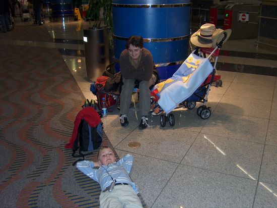 Flughafen Dubai. Unter der Decke ist auch noch wer...