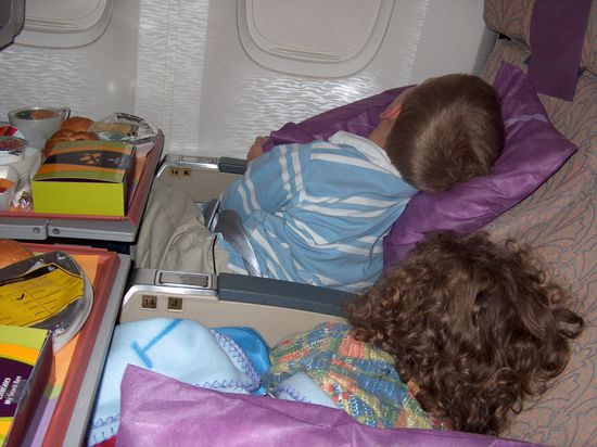 Die zwei Schlafmuetzen im Flieger...