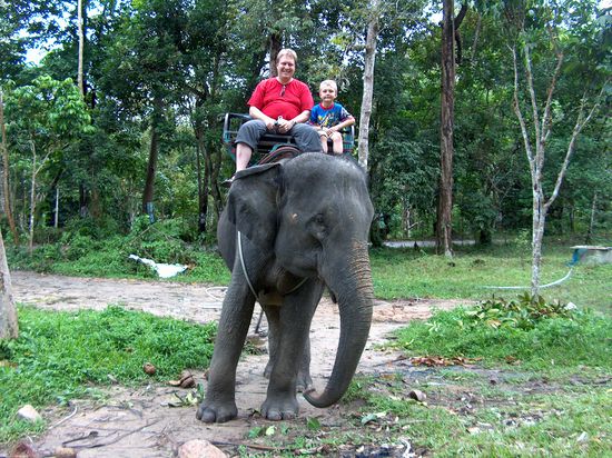 Ein Schwehrgewicht mit seinem Sohn.... auf einem Elefanten...