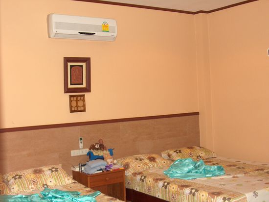 Zimmer mit zwei Doppelbetten und mit AC und Fan