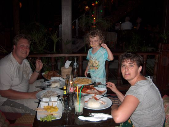 Nachtessen im Salad Hut auf den gemuetlichen Dreieckskissen...