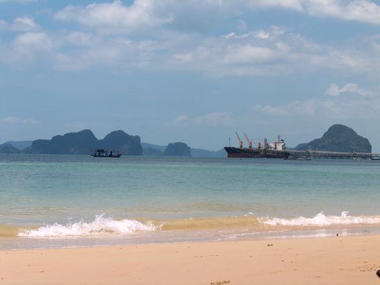 Strand, Verladerampe und im Hintergrund die Kalkberge