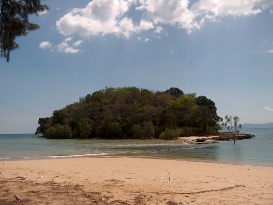 Strand mit vorgelagerter Insel