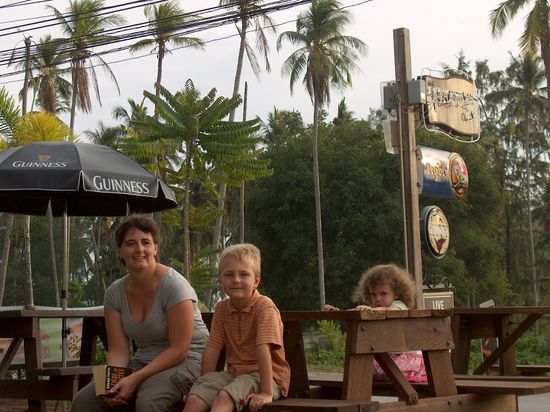 Vor dem Puddys Pup, mit Billiardtisch...