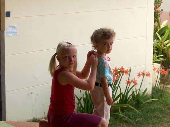 Zur Begrüssung eine Blumenkette