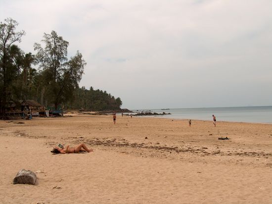 Strand vor dem Good Days (die oben ohne Frauen gehören leider nicht zum Inventar, hinten das Strandrestaurant)
