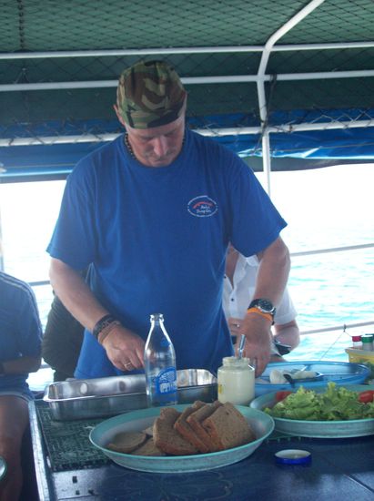 Oli beim Mittagessen vorbereiten