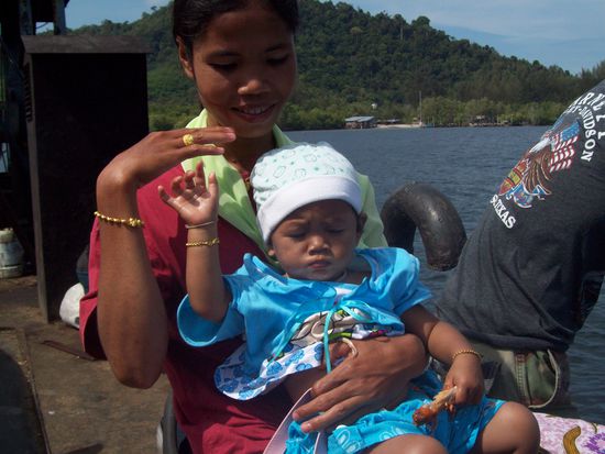 Familie mit dem Roller auf der Fähre