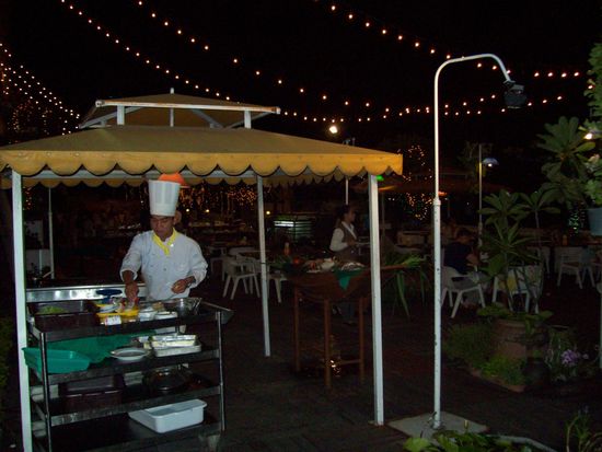 Die Flussterasse und unser BBQ-Koch