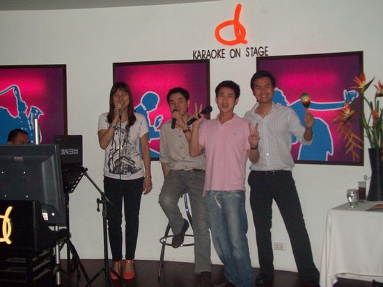 Volkssport in Thailand... Karaoke... und dies in unserer Hotelbar...