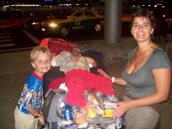 Unsere Tochter schläft gemütlich auf dem Gepäckwagen...