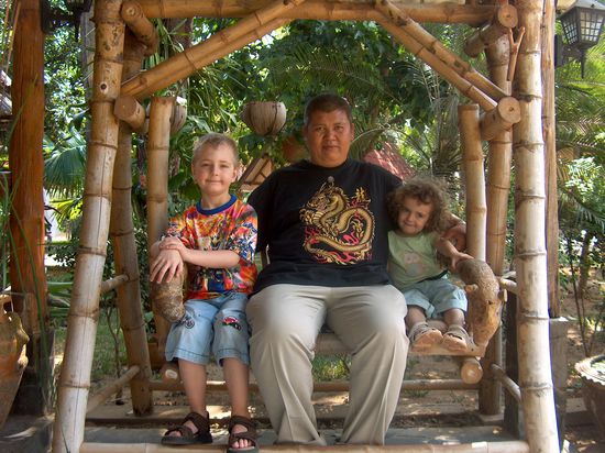 Noo... Ein Thailaender, welcher selber noch ein bischen Kind ist...