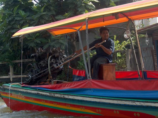 Offene Lastwagenmotoren, treiben die Klongboote an