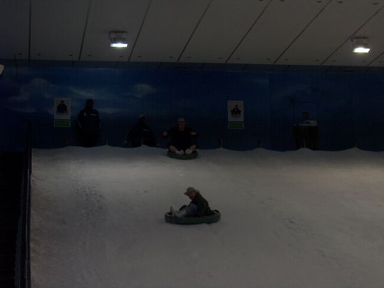 Es geht doch nichts ueber eine kleine Schlittenfahrt in kleinen Schlauchbooten..