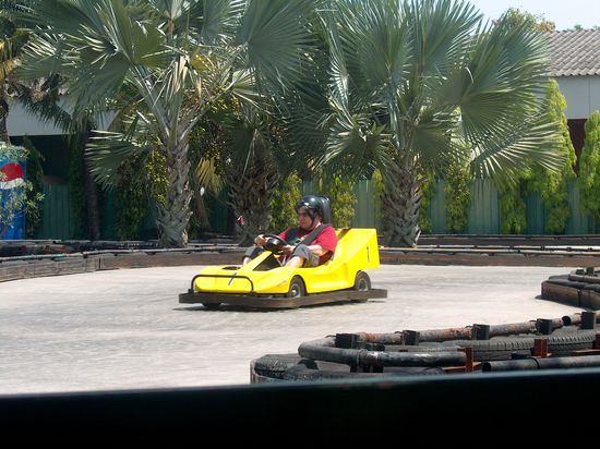 Der Gyger kanns nicht lassen... vorallem, mit dem Helm verkehrt auf dem Kopf...