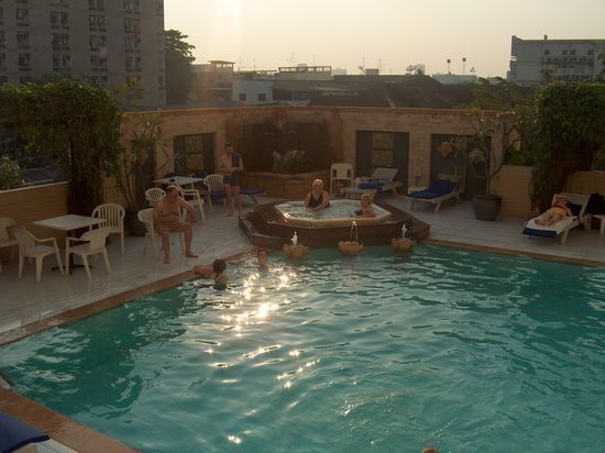 Pool im dritten Stock mit Whirlpool...