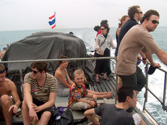 Unter den Placken sind die Rucksaecke, schoen geordnet nach Koh Samui, Koh Phangan und Koh Tao...