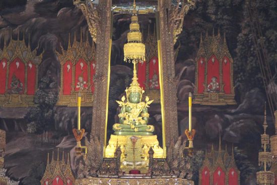 Jade Buddha. Etwas unscharf, da man nur von aussen ins innere Fotografieren darf...