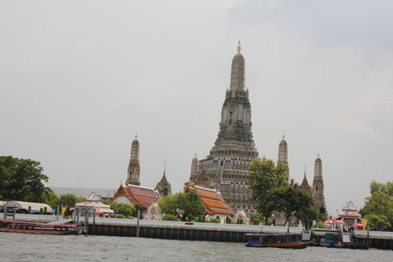 Mit dem Boot vorbei an Wat Arun, unterwegs zu Central Pier