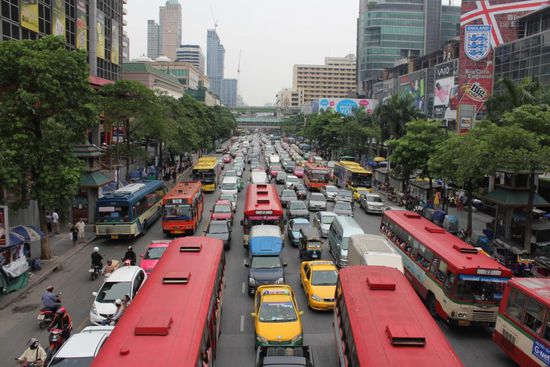 allabendlicher Verkehrsstau in BKK. Aufgenommen vor dem ISETAN (links im Bild zu sehen)