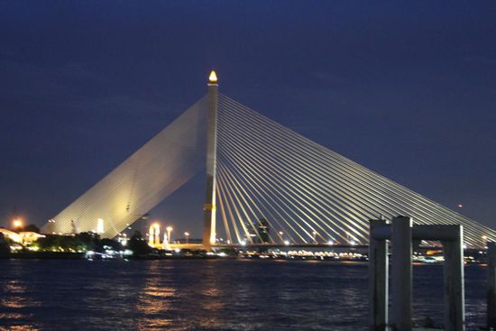 Rama VIII Bridge vom Pier aus gesehen