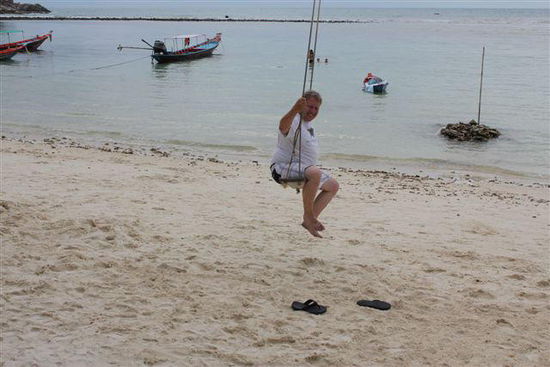 Spass muss sein... Die Schaukel ist an einer Palme am Strand von Haad Salad befestigt...