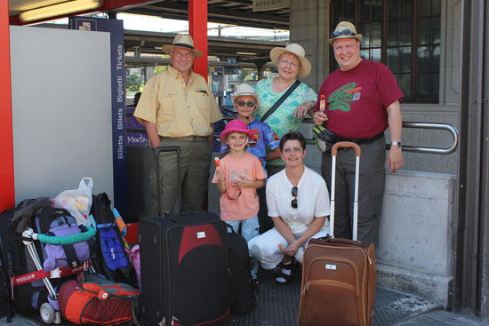 Start am 7.7.2010 Am Bahnhof Thun (ist eine Glace und nicht etwa schon ein Bier)