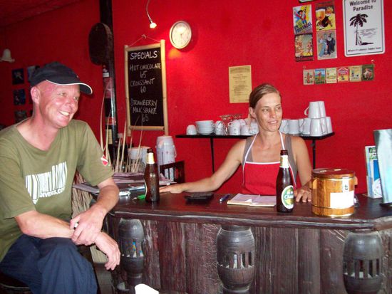 Bierchen mit meinem Englischen Tauchguide und der Schwedischen Besitzer der Bar "Worlds End"