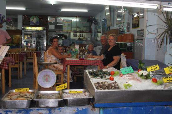 eines der wenigen Restaurants, welche sich an dieser Strasse noch halten konnte. Ab sofort profitieren diese natuerlich vom Sonntagsmarkt, was doch gut ist....