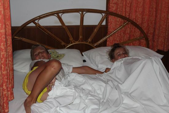 Unsere Zwei schlafen gemeinsam in einem Bett, obwohl es noch ein drittes Bett im Zimmer haette. Aber so ohne Eltern in einem eigenen Bungalow, schlaeft es sich zu zwei halt schon besser...