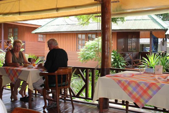 Meine Eltern beim Fruehstueck. Der Bungalow dahinter ist ihrer.... dar ganz links noch knapp im Bild, ist dann unserer