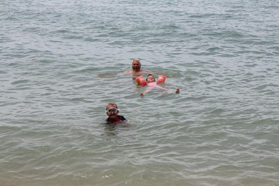 Da ich nicht mehr so ins Wasser kann, gehen Trix, Grandpapa und Grandmaman halt etwas mehr.... Wer mich kennt weiss, dass vom Wasser fernbleiben, fuer mich eine extreme Strafe ist....