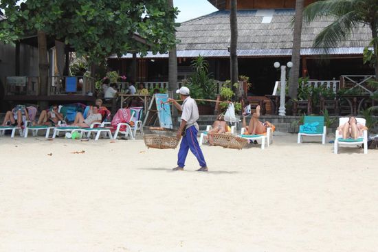 Verkauefer am Strand hat es im Moment seeehhhr viele, nach drei Tagen lassen sie aber einem im Ruhe... Hinter den Liegestuehlen ist das Restaurant des Utopia...