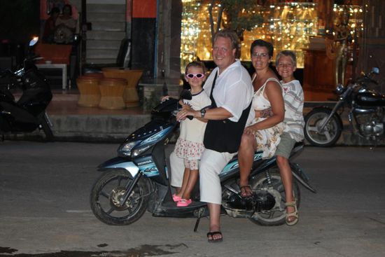 so sieht es aus, wenn Familie Gyger die Lamai Beach Street hin und her fahren... Grandmaman und Grandpapa muessen entweder laufen oder ein Taxi nehmen...