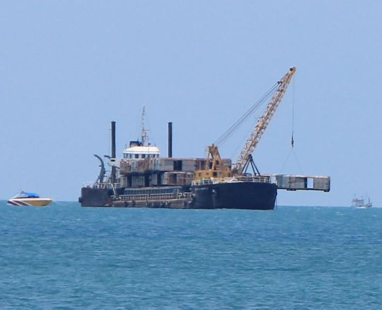 Hier hat das Frachtschiff noch 7 Gueterwagen auf der oberen Reihe, einen am Hacken und etwa 9 Stueck auf der unteren Reihe. Am Vorabend gab es noch mind. eine dritte Reihe, wenn es nicht sogar eine vierte gab.
